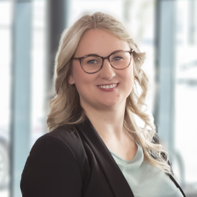 Porträt von Jana Högden, Leiterin Finanzen, Controlling und Prokuristin, Centerleiterin, Geschäftsleitung Grands Garages & Klaus+Co