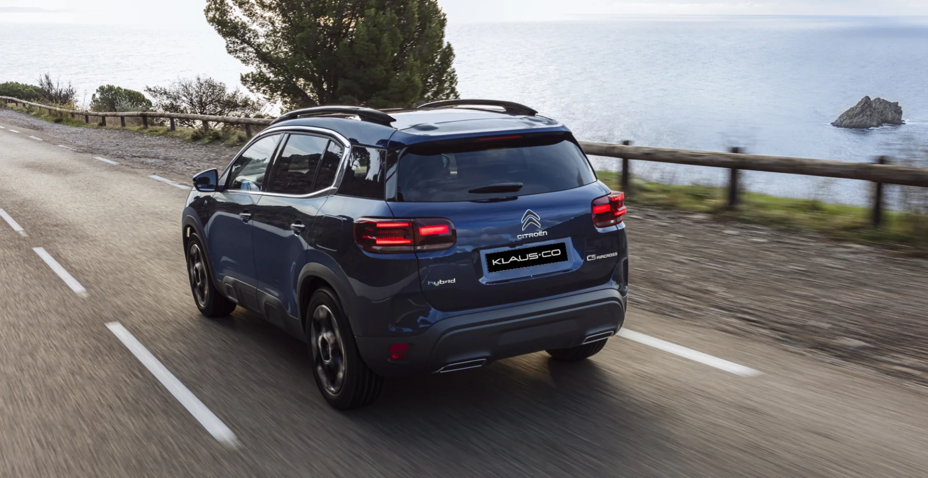 Ein Citroën fäht auf einer Straße am Meer